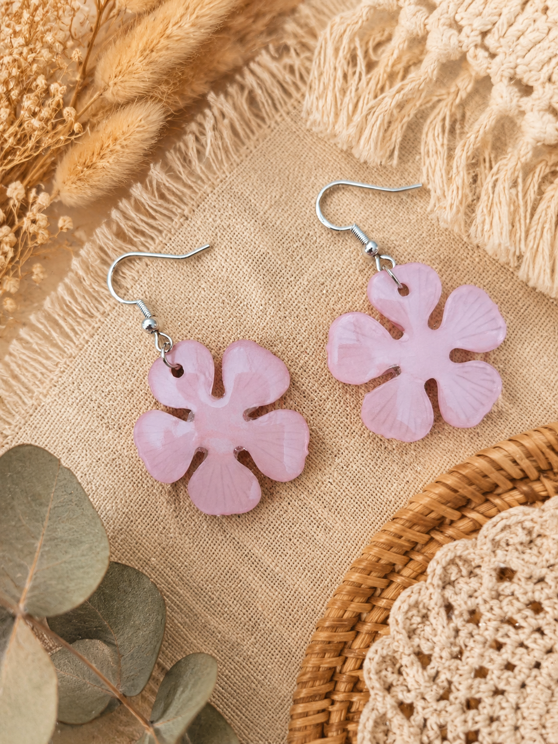 Boucles d'Oreilles Fleur Rose en Résine – Crochet Argent