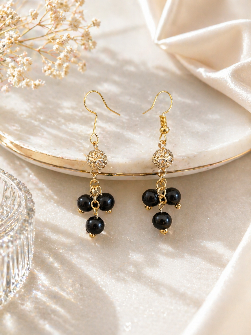 Boucles d'oreilles Perle Orientale – 3 Perles Noires & Crochet Doré