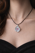 Collier Feuille en Argile Peinte Argent & Cristal – Fait Main